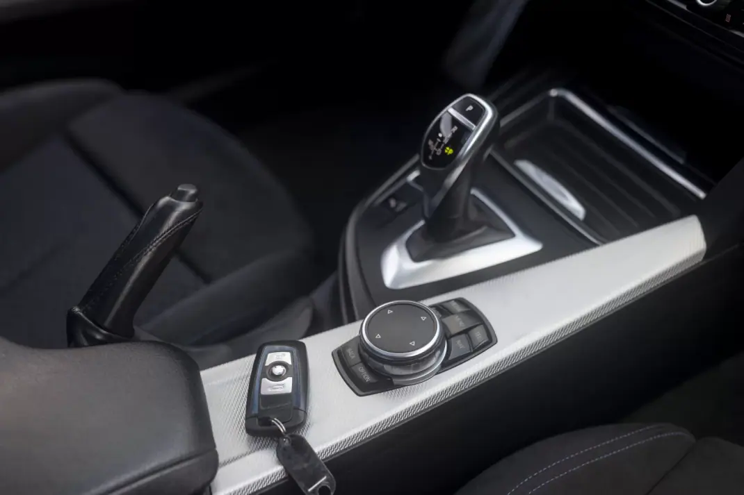 BMW 320 2015 - 19900 EUR, 190600 km - AUTO.MOTO.pt - 190600km - foto 17 de 32