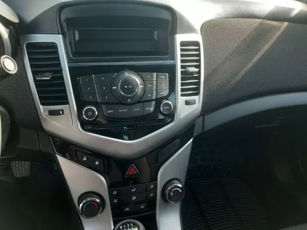 Chevrolet Cruze 2012 - 7900 EUR, 221800 km - AUTO.MOTO.pt - 221800km - foto 13 de 37