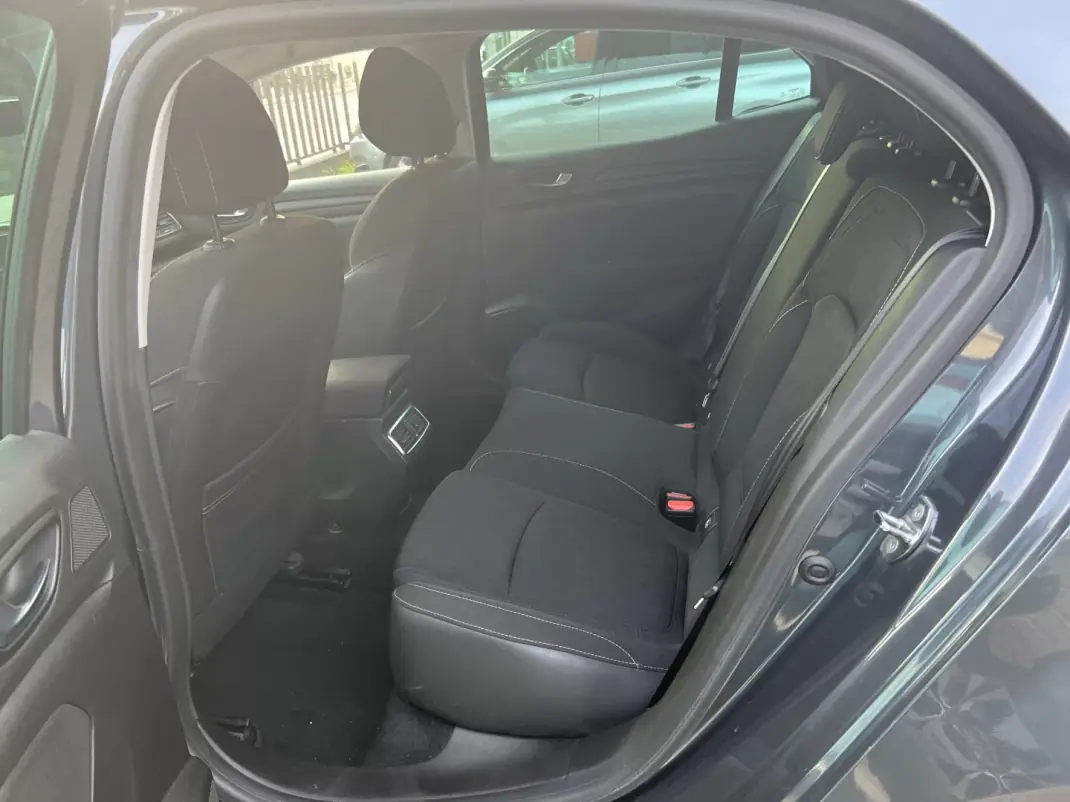 Renault Mégane 2020 - 14900 EUR, 142500 km - AUTO.MOTO.pt - 142500km - foto 9 de 16