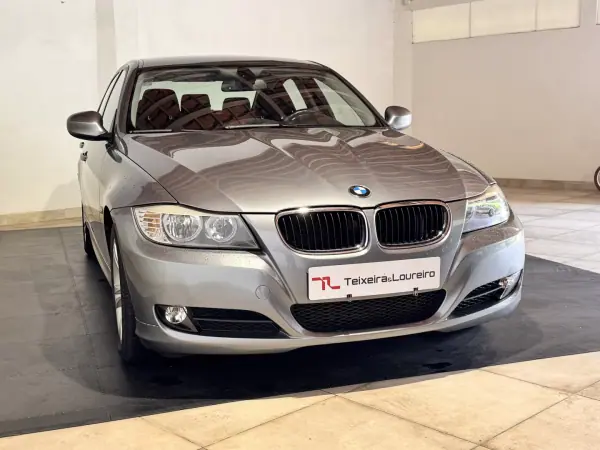 BMW 318 2009 - 10900 EUR, 110942 km - AUTO.MOTO.pt - 110942km - foto 3 de 25