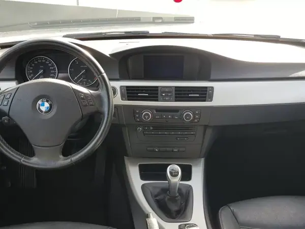 BMW 318 2011 - 10750 EUR, 300000 km - AUTO.MOTO.pt - 300000km - foto 11 de 42
