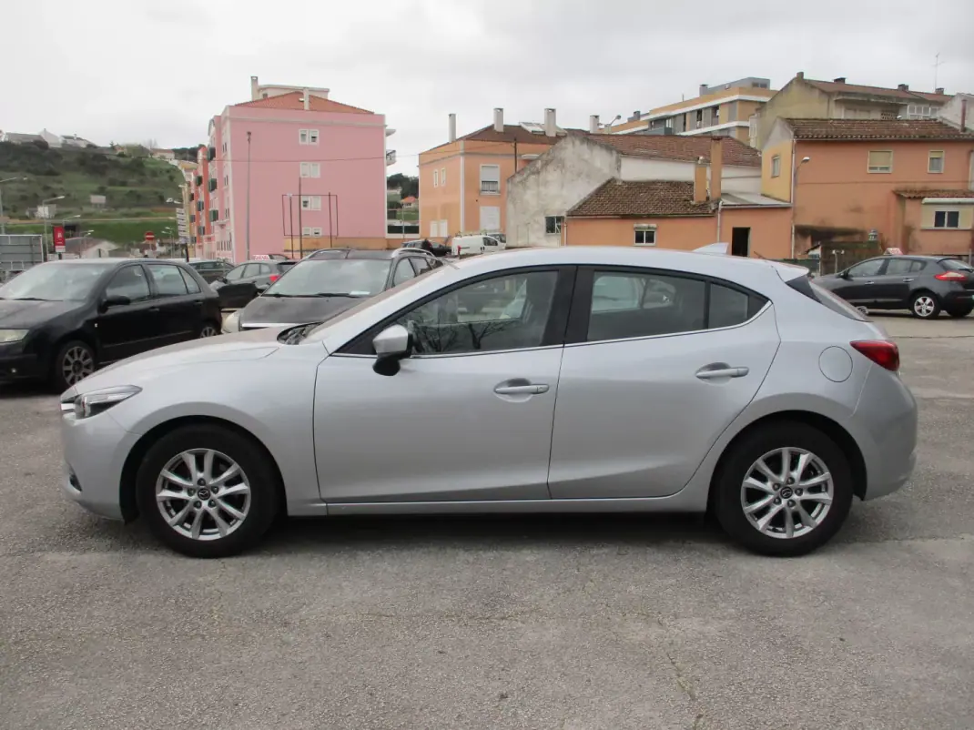 Mazda 3 2018 - 11900 EUR, 135000 km - AUTO.MOTO.pt - 135000km - foto 4 de 13