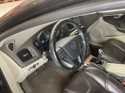 Volvo V40 Cross Country 2015 - 11450 EUR, 139839 km - AUTO.MOTO.pt - 139839km - foto 6 de 11