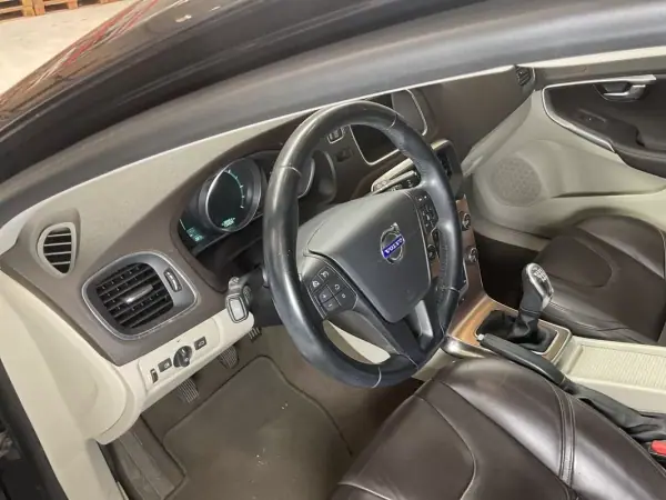 Volvo V40 Cross Country 2015 - 11450 EUR, 139839 km - AUTO.MOTO.pt - 139839km - foto 6 de 11