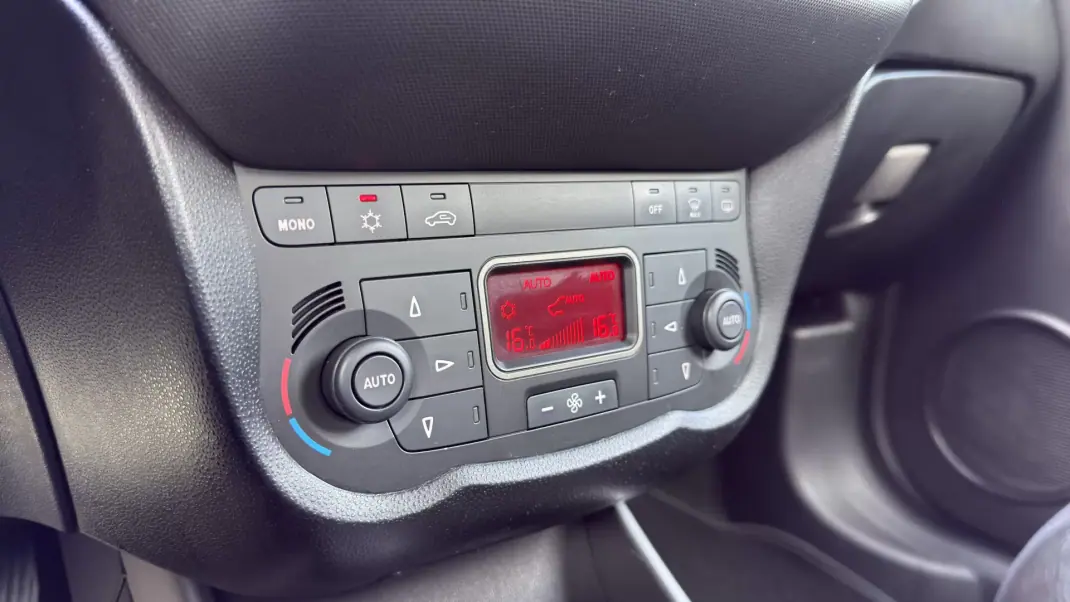 Alfa Romeo MiTo 2015 - 11600 EUR, 146000 km - AUTO.MOTO.pt - 146000km - foto 32 de 40