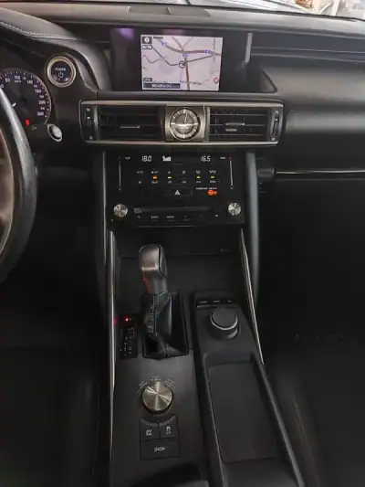Lexus IS 300H 2017 - 25900 EUR, 68000 km - AUTO.MOTO.pt - 68000km - foto 36 de 38