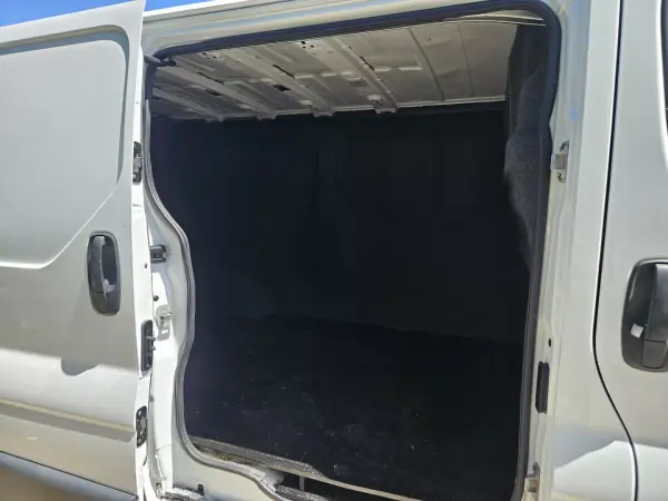 Opel Vivaro 2012 - 10500 EUR, 206000 km - AUTO.MOTO.pt - 206000km - foto 6 de 10