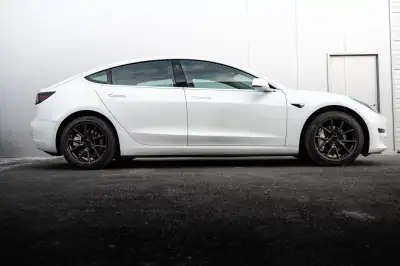 Tesla Model 3 2020 - 25990 EUR, 111680 km - AUTO.MOTO.pt - 111680km - foto 3 de 12