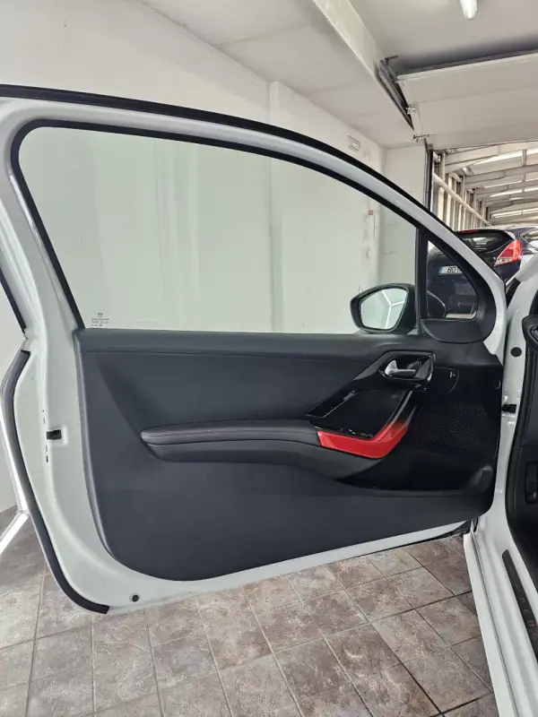 Peugeot 208 2015 - 16650 EUR, 121757 km - AUTO.MOTO.pt - 121757km - foto 27 de 38