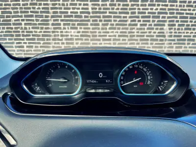 Peugeot 208 2013 - 9900 EUR, 177000 km - AUTO.MOTO.pt - 177000km - foto 9 de 14