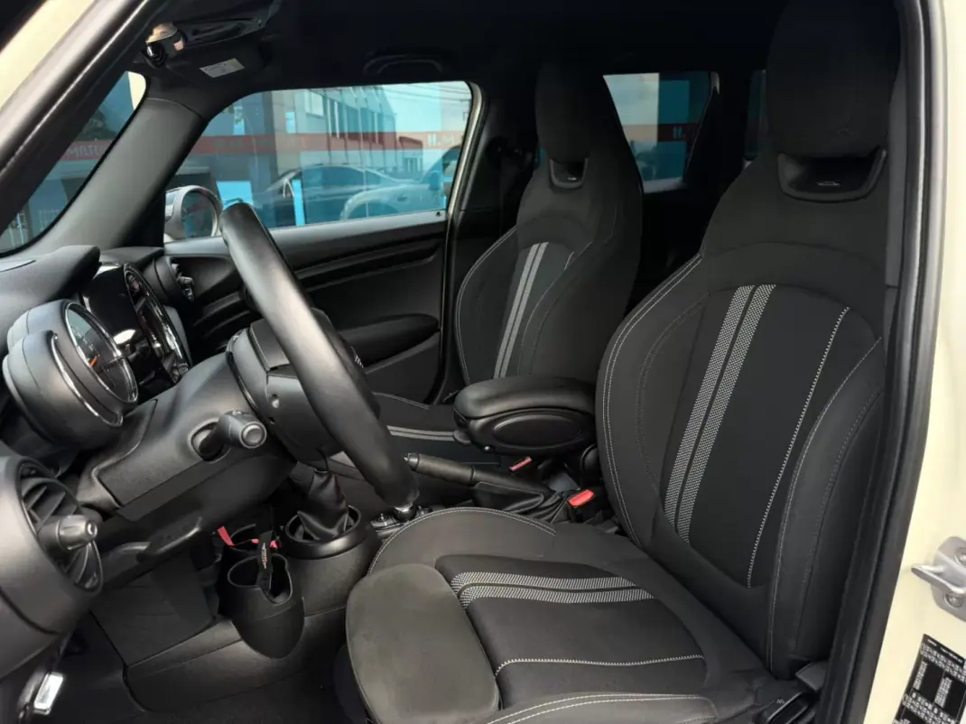 MINI Cooper 2018 - 17900 EUR, 144000 km - AUTO.MOTO.pt - 144000km - foto 8 de 12