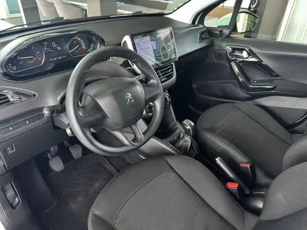 Peugeot 208 2018 - 11990 EUR, 141744 km - AUTO.MOTO.pt - 141744km - foto 4 de 21