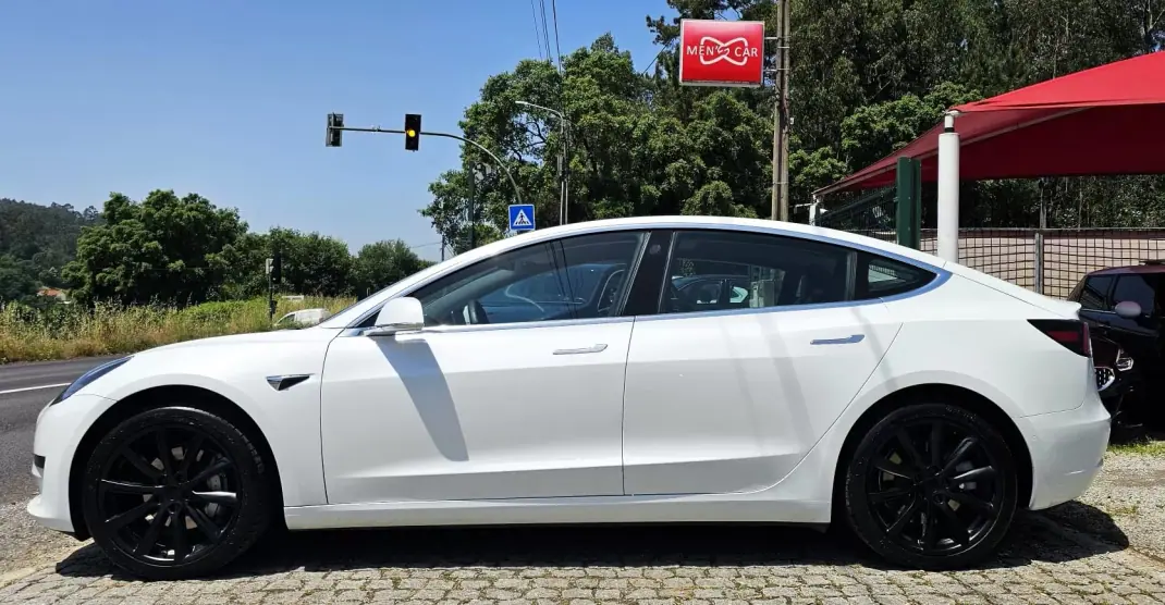 Tesla Model 3 2020 - 25500 EUR, 99000 km - AUTO.MOTO.pt - 99000km - foto 3 de 25