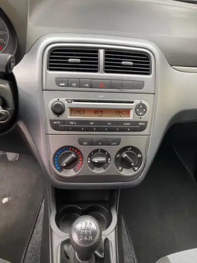 Fiat Punto 2010 - 6500 EUR, 174000 km - AUTO.MOTO.pt - 174000km - foto 6 de 15