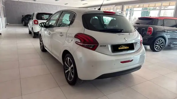 Peugeot 208 2017 - 8450 EUR, 112900 km - AUTO.MOTO.pt - 112900km - foto 4 de 13