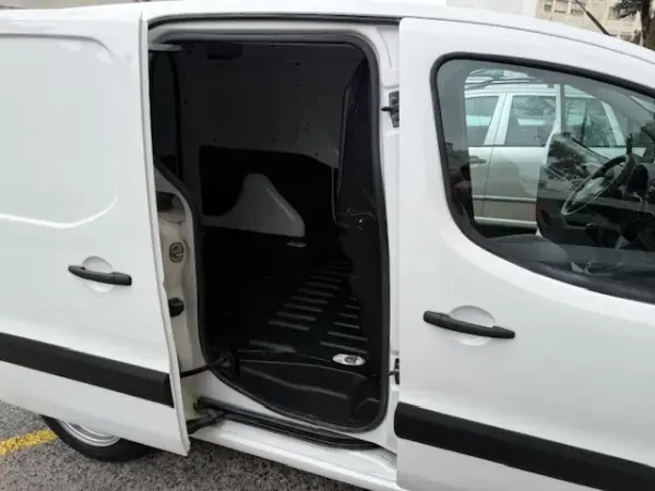 Citroën Berlingo 2015 - 7900 EUR, 221000 km - AUTO.MOTO.pt - 221000km - foto 22 de 29