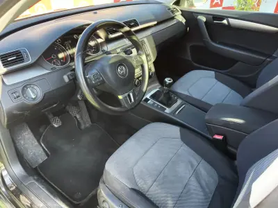 Volkswagen Passat Variant 2011 - 7990 EUR, 236645 km - AUTO.MOTO.pt - 236645km - foto 12 de 24