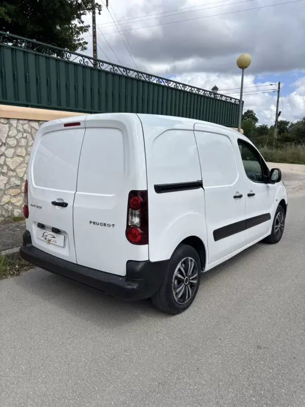 Peugeot Partner 2016 - 8490 EUR, 192000 km - AUTO.MOTO.pt - 192000km - foto 2 de 7