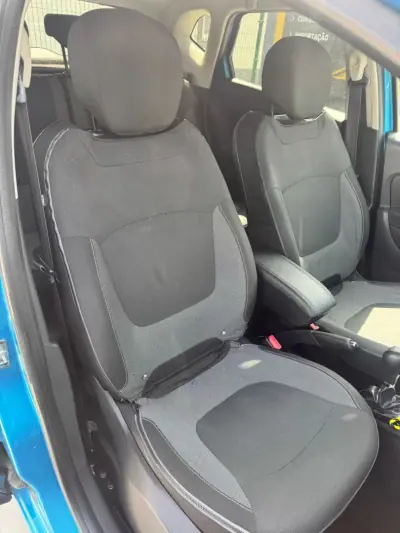 Renault Captur 2015 - 14900 EUR, 164000 km - AUTO.MOTO.pt - 164000km - foto 13 de 17