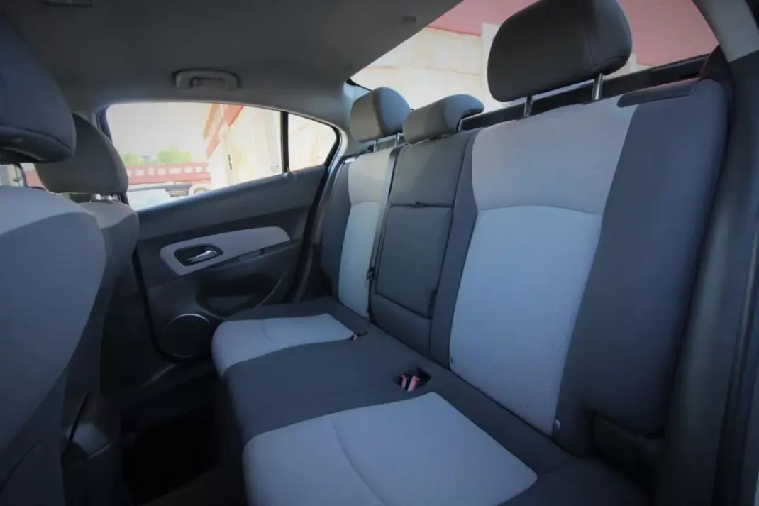 Chevrolet Cruze 2010 - 7990 EUR, 120000 km - AUTO.MOTO.pt - 120000km - foto 12 de 21