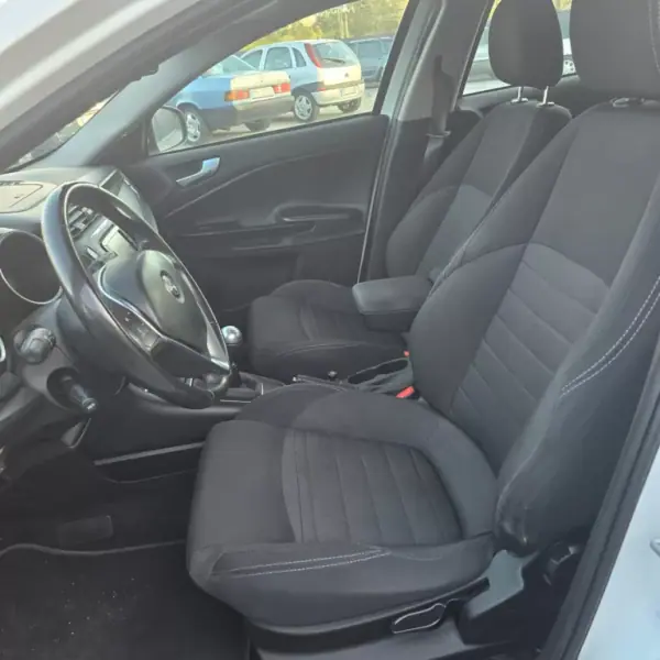 Alfa Romeo Giulietta 2016 - 10950 EUR, 172955 km - AUTO.MOTO.pt - 172955km - foto 31 de 32
