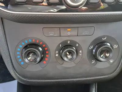 Fiat Punto 2017 - 8900 EUR, 69772 km - AUTO.MOTO.pt - 69772km - foto 34 de 39