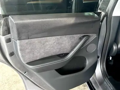Tesla Model Y 2023 - 42900 EUR, 41470 km - AUTO.MOTO.pt - 41470km - foto 14 de 35