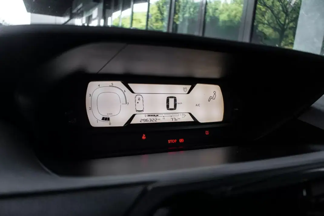Citroën C4 Picasso 2018 - 9900 EUR, 296322 km - AUTO.MOTO.pt - 296322km - foto 15 de 30