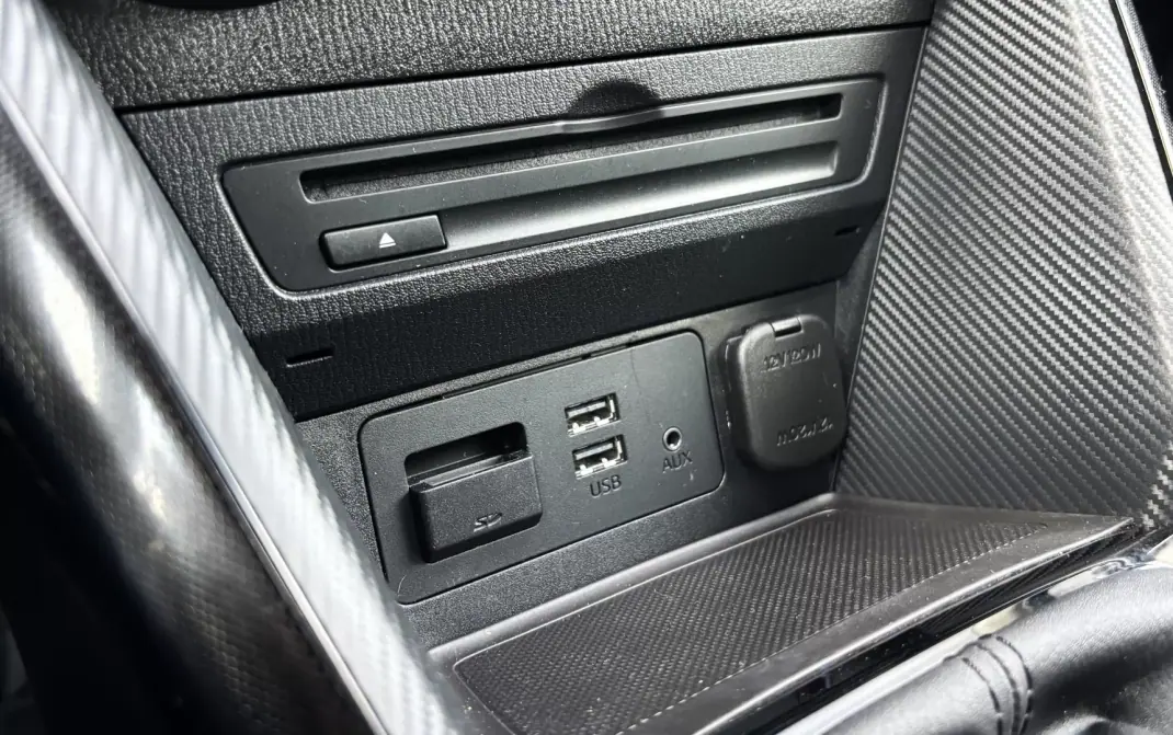 Mazda 2 2015 - 11500 EUR, 75000 km - AUTO.MOTO.pt - 75000km - foto 27 de 33