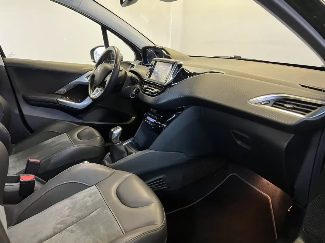 Peugeot 208 2016 - 9990 EUR, 99000 km - AUTO.MOTO.pt - 99000km - foto 31 de 46