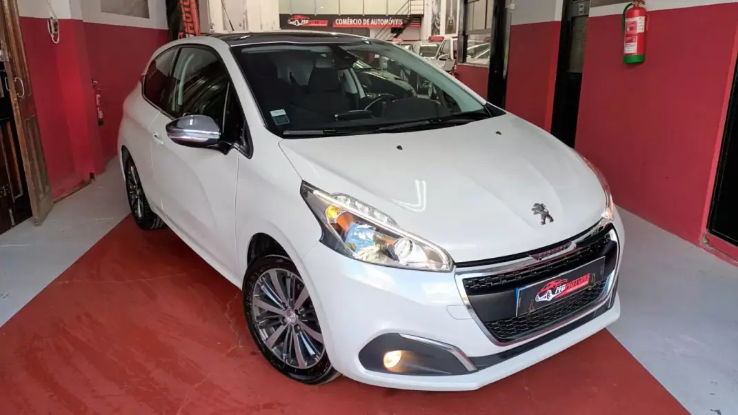 Peugeot 208 2016 - 11690 EUR, 138481 km - AUTO.MOTO.pt - 138481km - foto 1 de 54