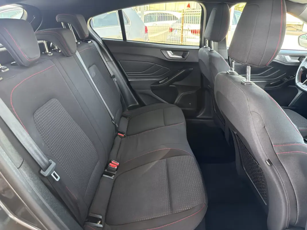 Ford Focus 2018 - 14850 EUR, 79128 km - AUTO.MOTO.pt - 79128km - foto 16 de 20