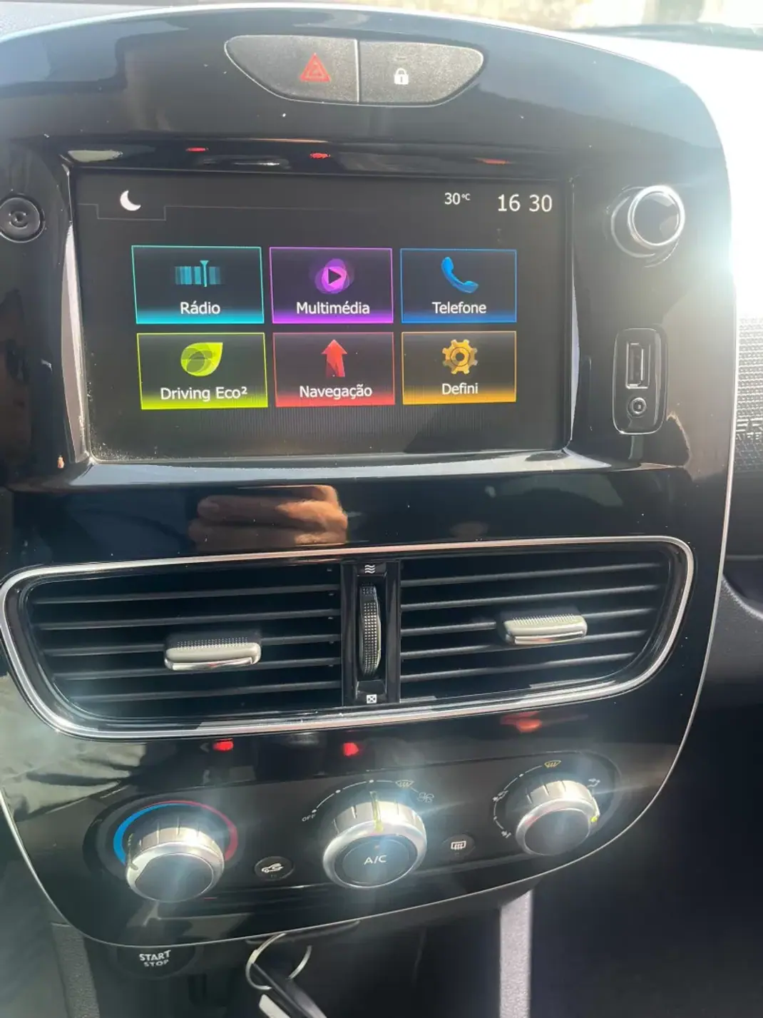 Renault Clio 2019 - 12900 EUR, 66000 km - AUTO.MOTO.pt - 66000km - foto 11 de 18