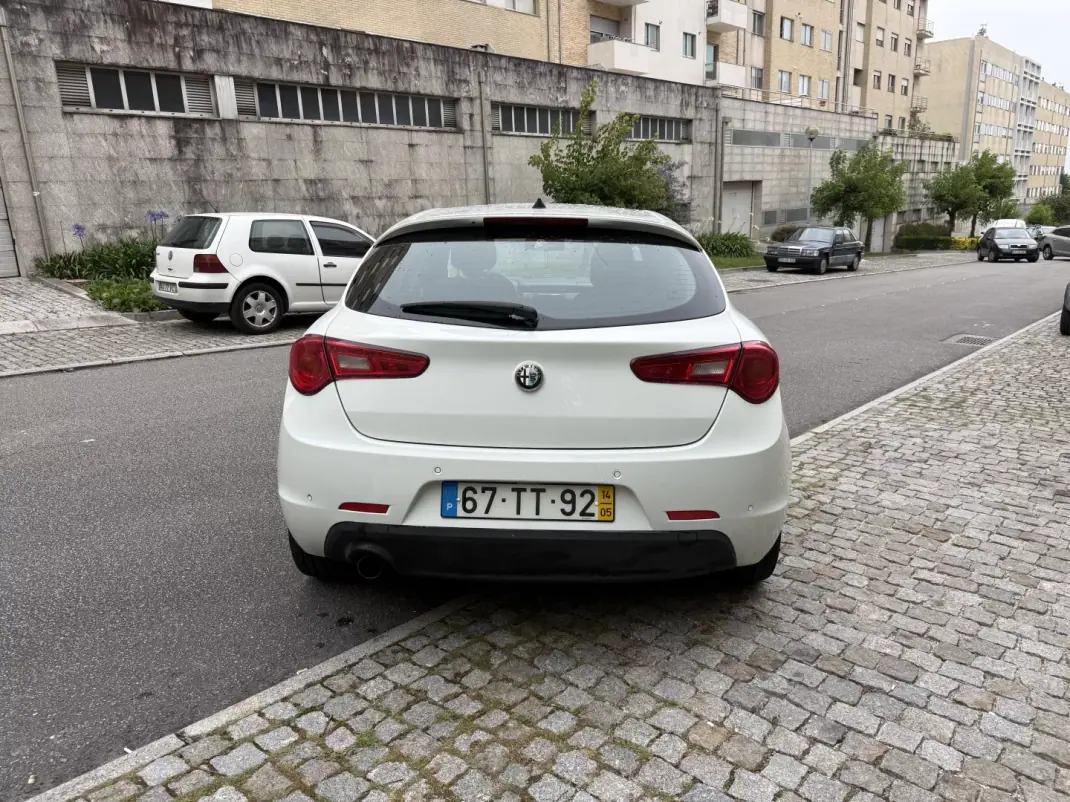 Alfa Romeo Giulietta 2014 - 7950 EUR, 197000 km - AUTO.MOTO.pt - 197000km - foto 5 de 15