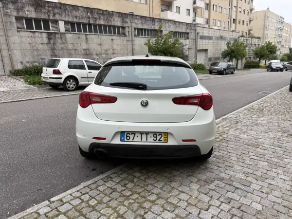 Alfa Romeo Giulietta 2014 - 7950 EUR, 197000 km - AUTO.MOTO.pt - 197000km - foto 5 de 15