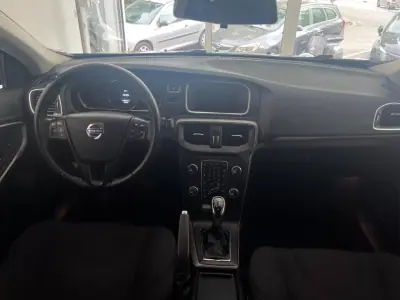 Volvo V40 2016 - 12750 EUR, 126641 km - AUTO.MOTO.pt - 126641km - foto 6 de 11