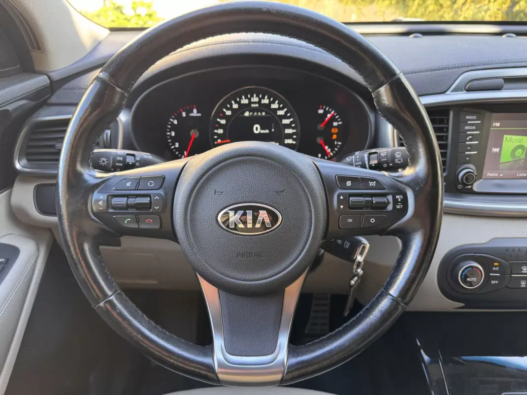 Kia Sorento 2015 - 16000 EUR, 175000 km - AUTO.MOTO.pt - 175000km - foto 11 de 22