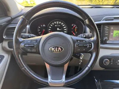 Kia Sorento 2015 - 16000 EUR, 175000 km - AUTO.MOTO.pt - 175000km - foto 11 de 22