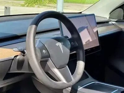 Tesla Model Y 2022 - 39999 EUR, 101000 km - AUTO.MOTO.pt - 101000km - foto 21 de 23
