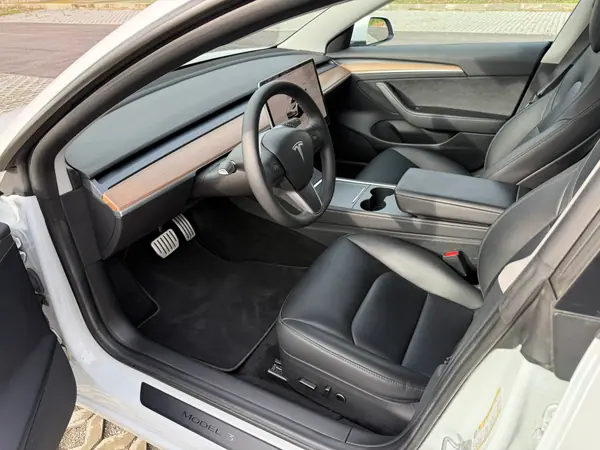 Tesla Model 3 2022 - 33500 EUR, 70000 km - AUTO.MOTO.pt - 70000km - foto 25 de 30