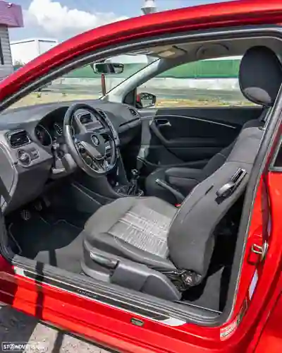 Volkswagen Polo 2015 - 10790 EUR, 63000 km - 63000km - foto 5 de 15