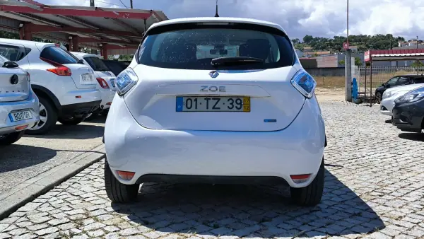 Renault Zoe 2017 - 8950 EUR, 117586 km - AUTO.MOTO.pt - 117586km - foto 5 de 8