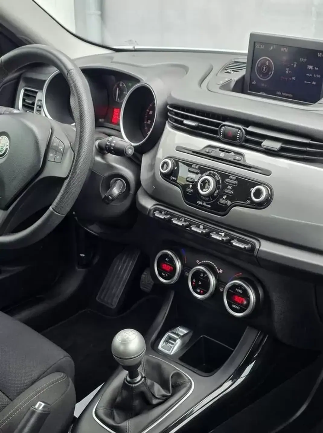 Alfa Romeo Giulietta 2011 - 9990 EUR, 177008 km - AUTO.MOTO.pt - 177008km - foto 8 de 18