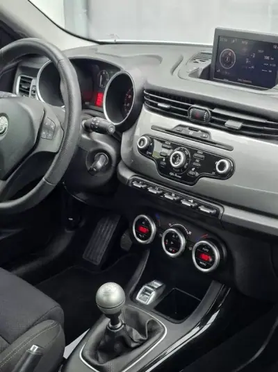 Alfa Romeo Giulietta 2011 - 9990 EUR, 177008 km - AUTO.MOTO.pt - 177008km - foto 8 de 18