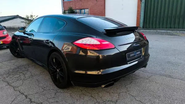 Porsche Panamera 2011 - 29900 EUR, 190000 km - AUTO.MOTO.pt - 190000km - foto 3 de 15