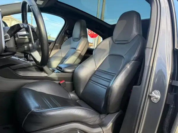 Porsche Cayenne Coupé 2021 - 64999 EUR, 119000 km - AUTO.MOTO.pt - 119000km - foto 26 de 37