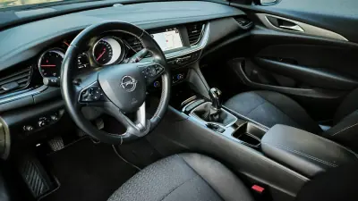 Opel Insignia Grand Sport 2019 - 14950 EUR, 70795 km - AUTO.MOTO.pt - 70795km - foto 19 de 36