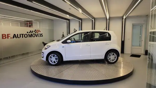 Volkswagen Cross Up! 2013 - 7750 EUR, 154338 km - AUTO.MOTO.pt - 154338km - foto 13 de 47