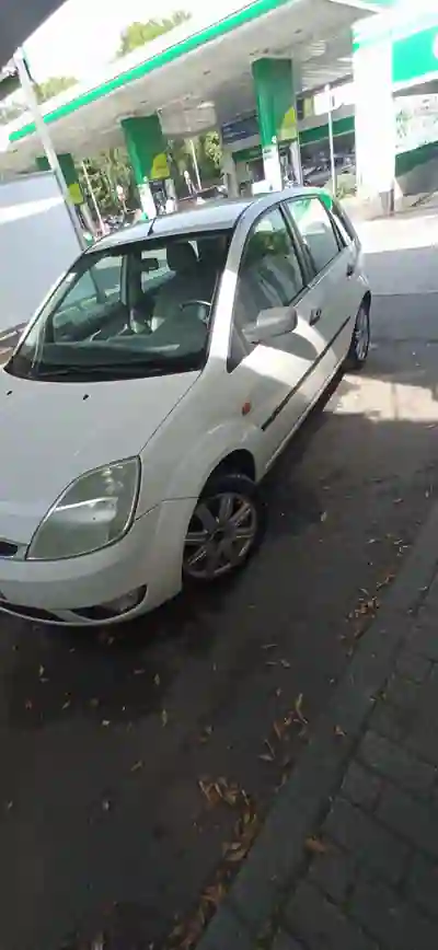 Ford Fiesta 2002 - 2000 EUR, 200000 km - AUTO.MOTO.pt - 200000km - foto 4 de 9
