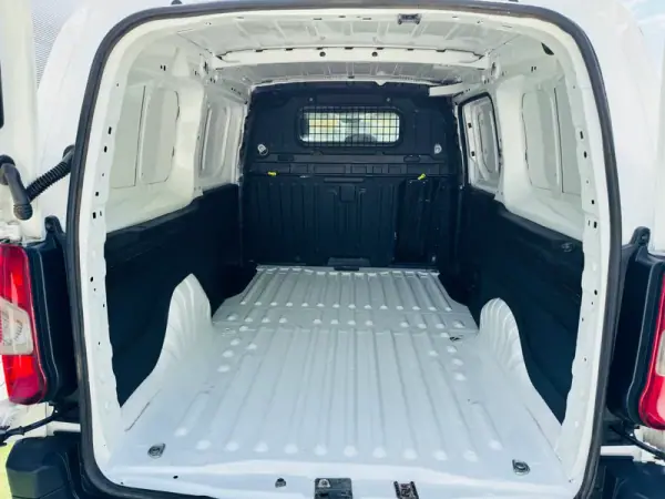 Peugeot FlexCab BlueHDi 100 L2 EHZ S&S Pro 2019 - 15000 EUR, 149000 km - AUTO.MOTO.pt - 149000km - foto 16 de 17